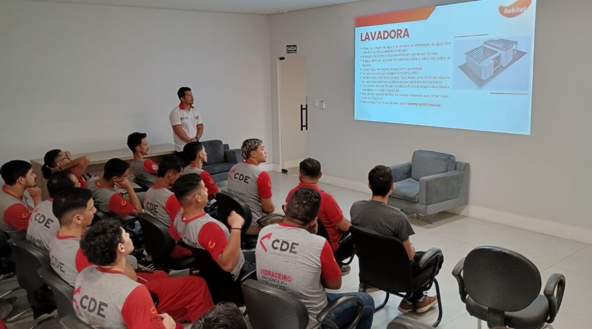 Equipe CDE Blindex® em treinamento sobre a linha Habitat by Cebrace